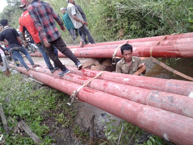 Warga Sungai Piring Perbaiki Jembatan Ambruk Secara Swadaya